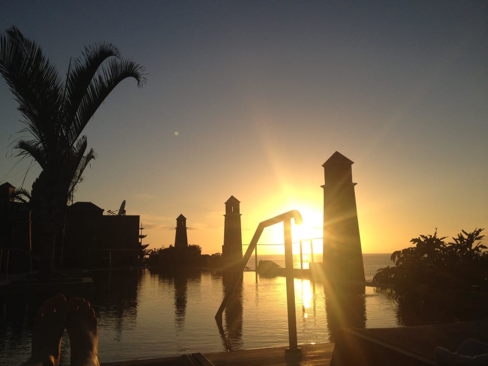 Pool bei Sonnenuntergang Hotel Playa Calera
