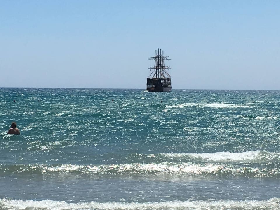 Das ( Ausflugs ) Piratenschiff am Strand  Aydinbey Kings Palace & Spa
