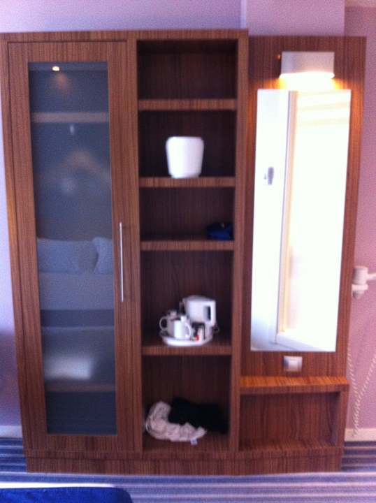 Kleiderschrank, wenig Platz für Kleidung Hotel Holiday Inn Express Bilbao