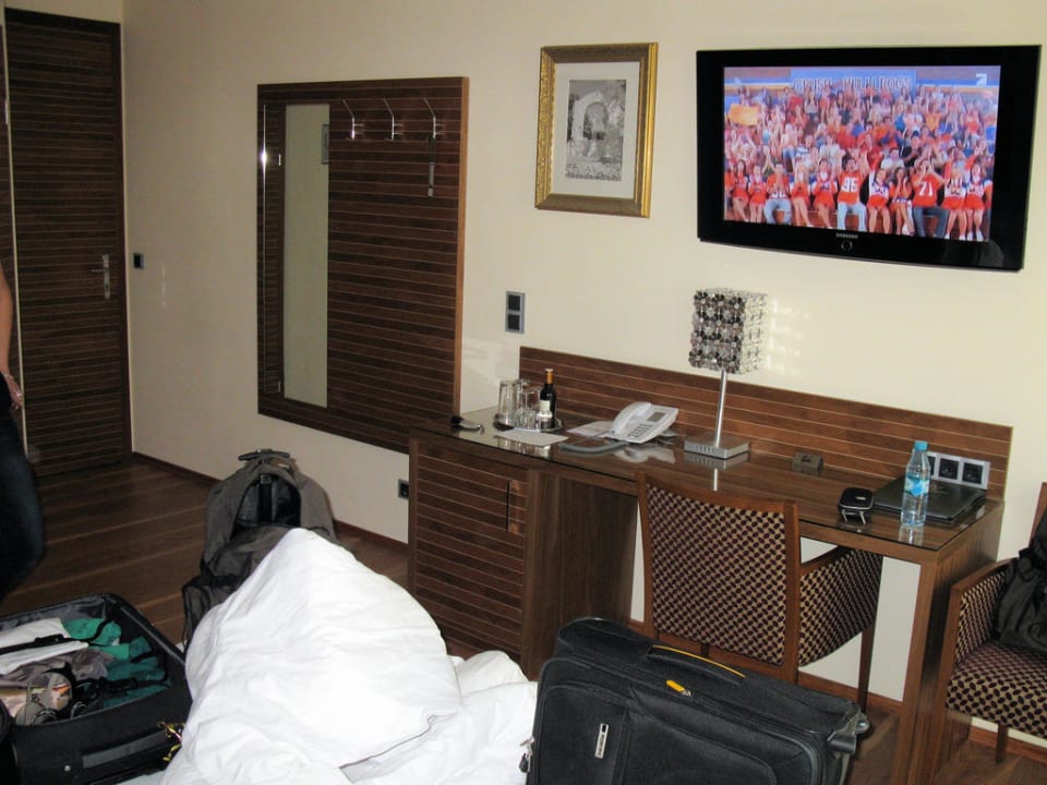 Kommode und TV Hotel Vienna