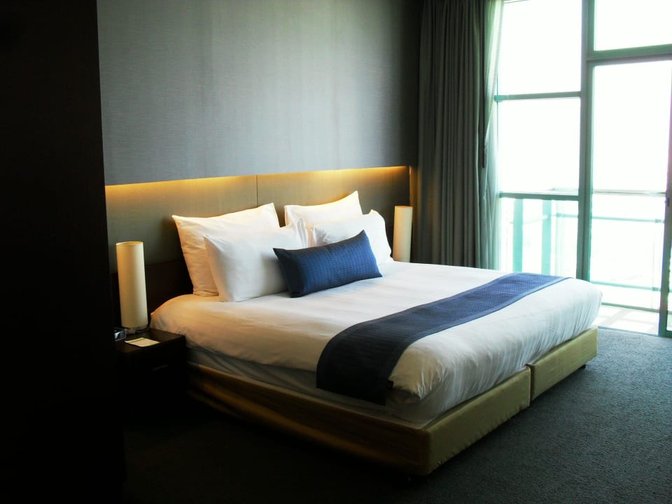 Bett direkt am Balkon Chatrium Hotel Riverside Bangkok