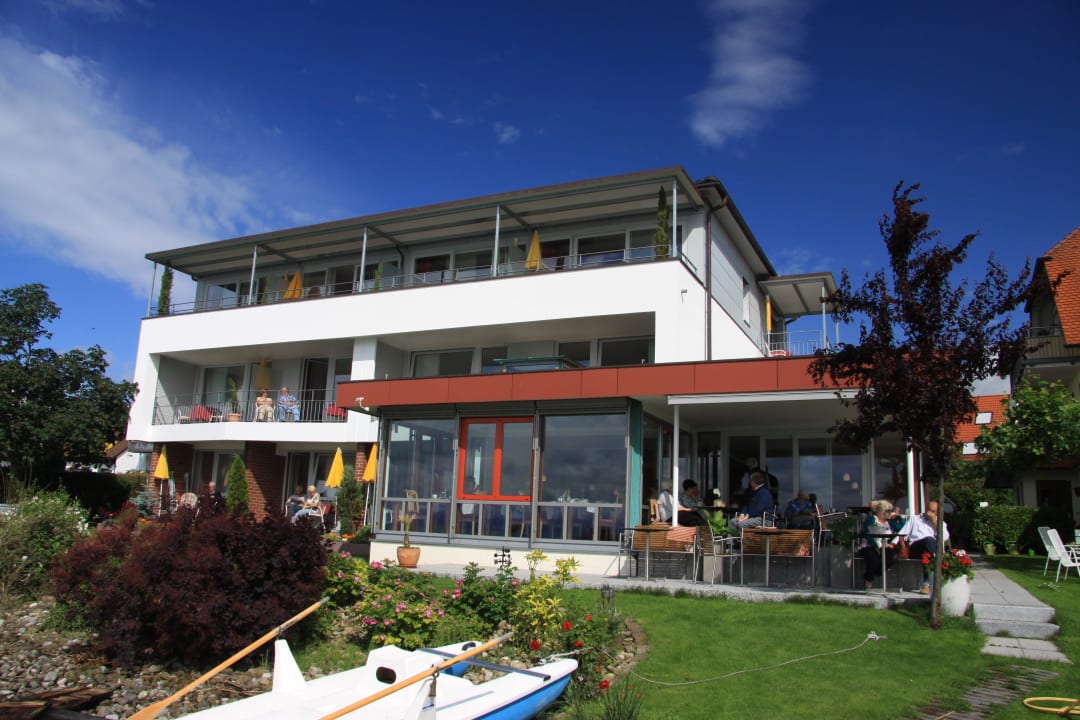 Haupthaus vom Wasser gesehen Hotel Strandhaus Eberle