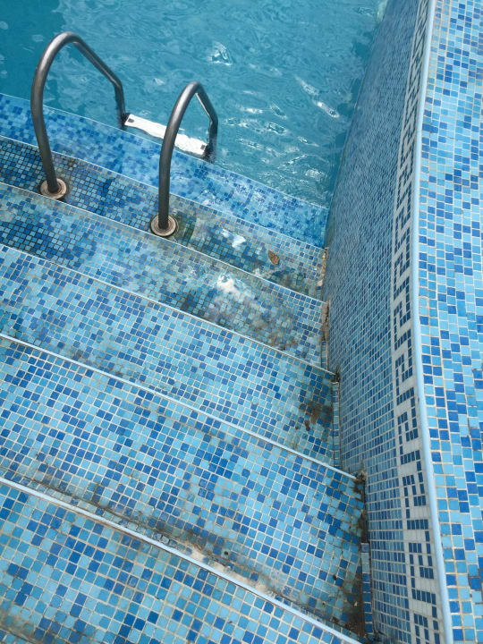Dreckiger Pool Imperial Palace Hotel