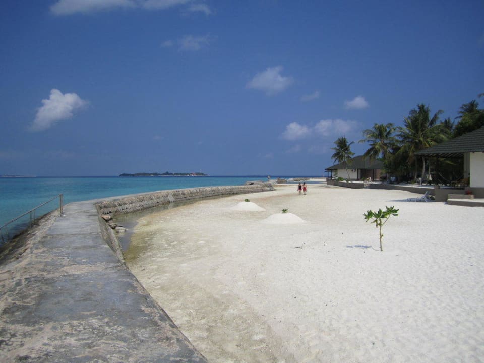 Strand mit kleiner Mauer Adaaran Select Meedhupparu Island Resort - Premium All Inclusive