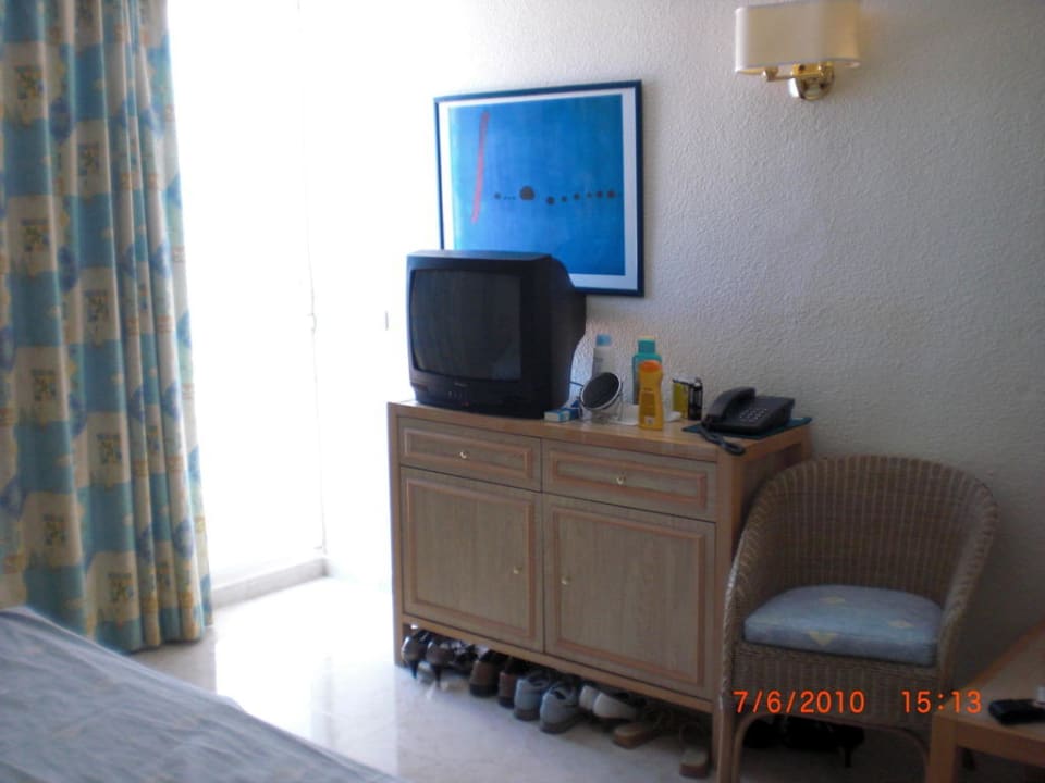 TV auf geräumiger Kommode Barceló Portinatx - Adults only