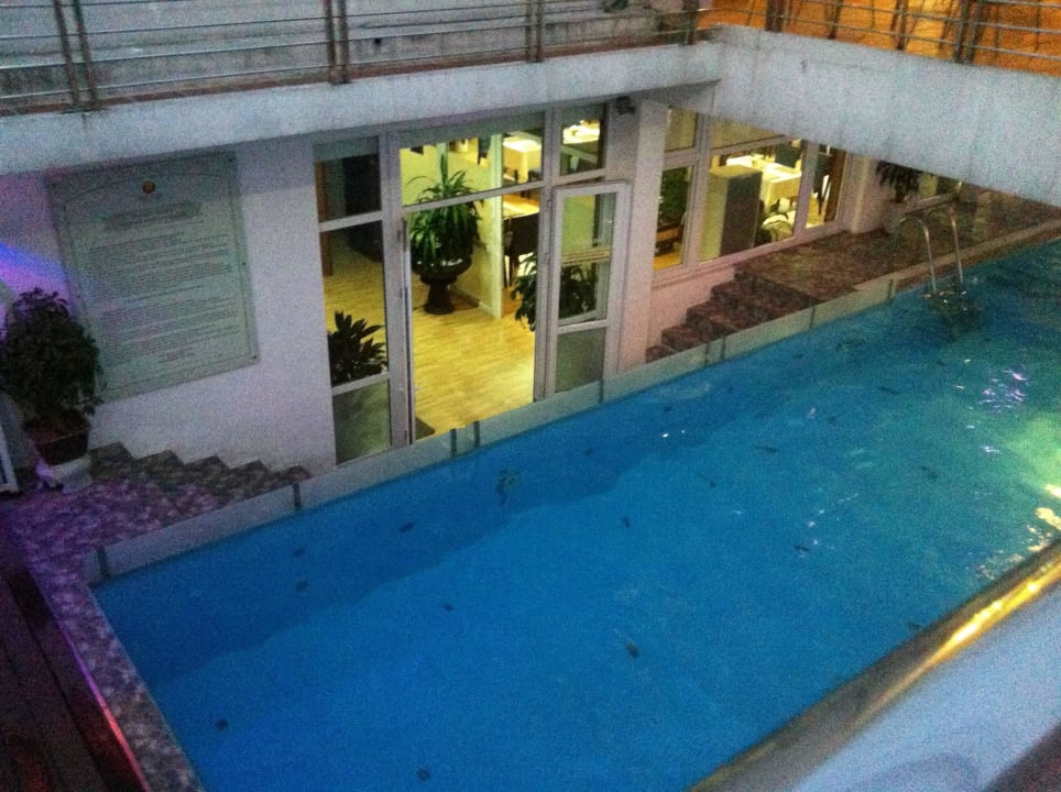 Pool im 12. Stock mit angrenzendem Restaurant Midtown Hotel Hue