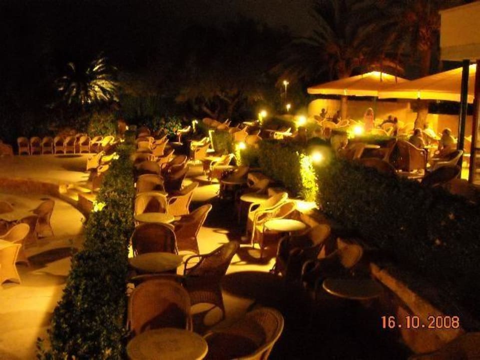 Terrasse der Innenbar am Abend PortBlue Club Pollentia Resort & Spa