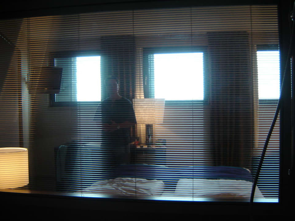 Blick vom Bad ins Zimmer Mövenpick Hotel Hamburg