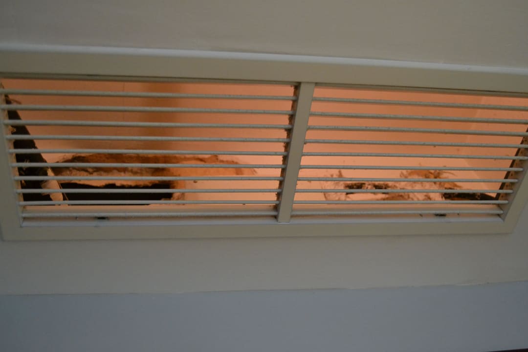 Blick durch einen Lüftungsschacht im Zimmer Hotel Bahia del Sol