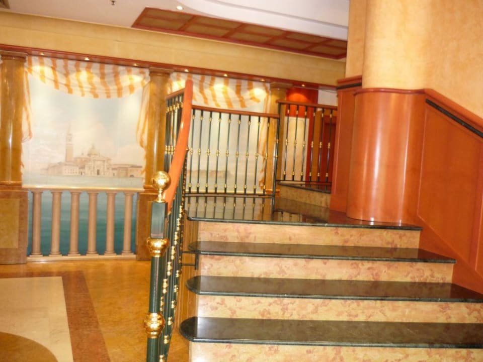 Treppenaufgang neben der Lobby Best Western Hotel Tritone