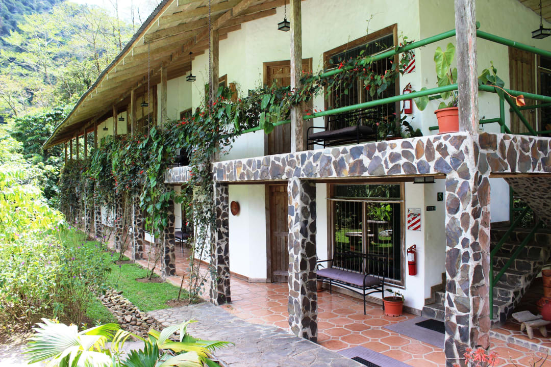 Fachada del hotel Bosque de Paz Lodge