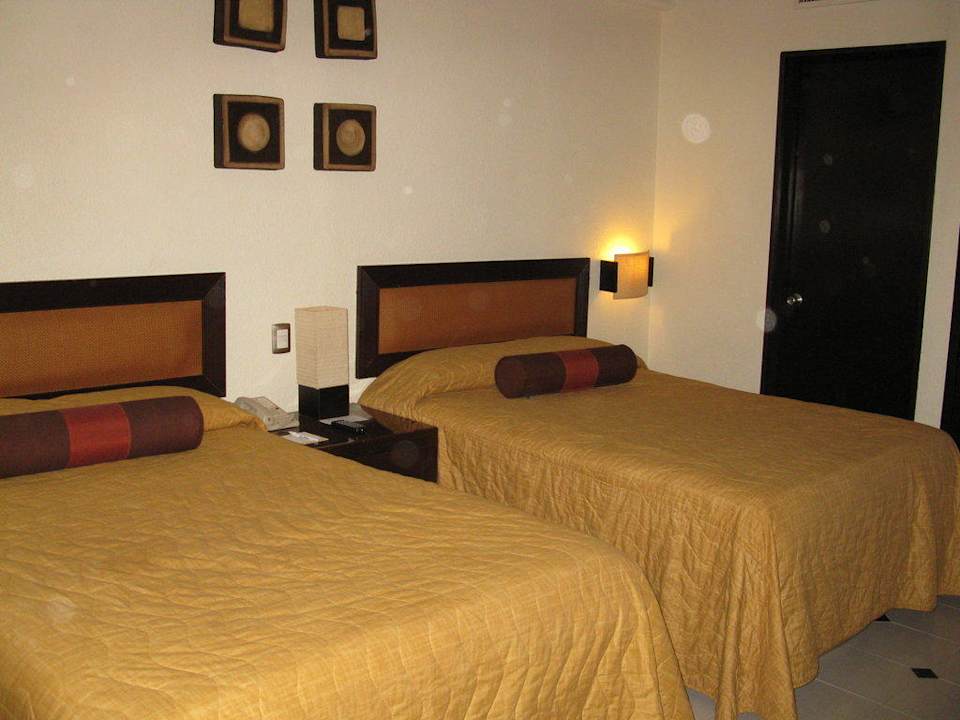 Betten und Eingang zum Bad Hotel El Conquistador