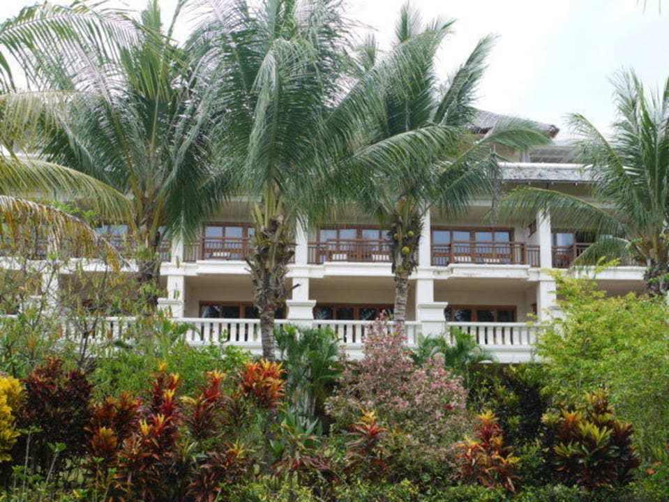 Ein Gebäude vom Garten aus The Andamania Beach Resort & Spa