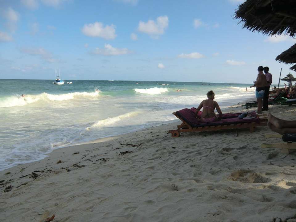 Flut, jetzt kitzelt das Wasser an den Liegen Hotel Southern Palms Beach Resort