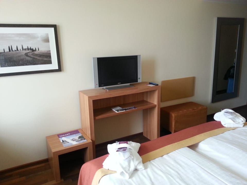 TV Schrank AMERON Köln Hotel Regent