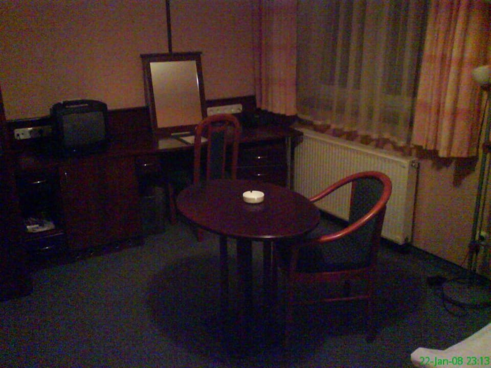 Schreibtisch und Fernseher, Zimmer 213  Aquarius Hotel