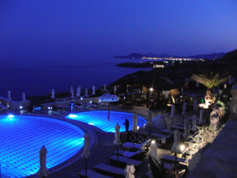 Einer der Pools bei Nacht Hotel Kalithea Horizon Royal