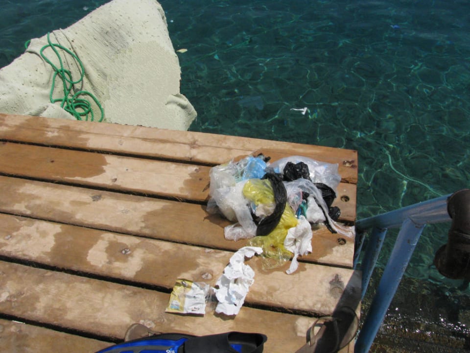 Kleiner Anteil an geborgenen Plastikabfällen Happy Life Village