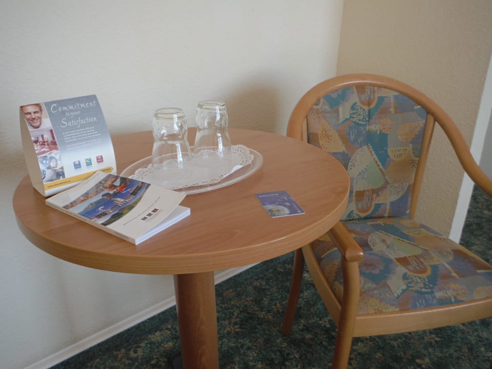 2 Gläser, kein Getränk im Zimmer vorhanden Hotel Berlin Lichtenberg