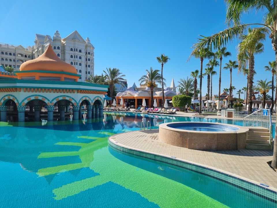 Pool Kamelya Aishen Club