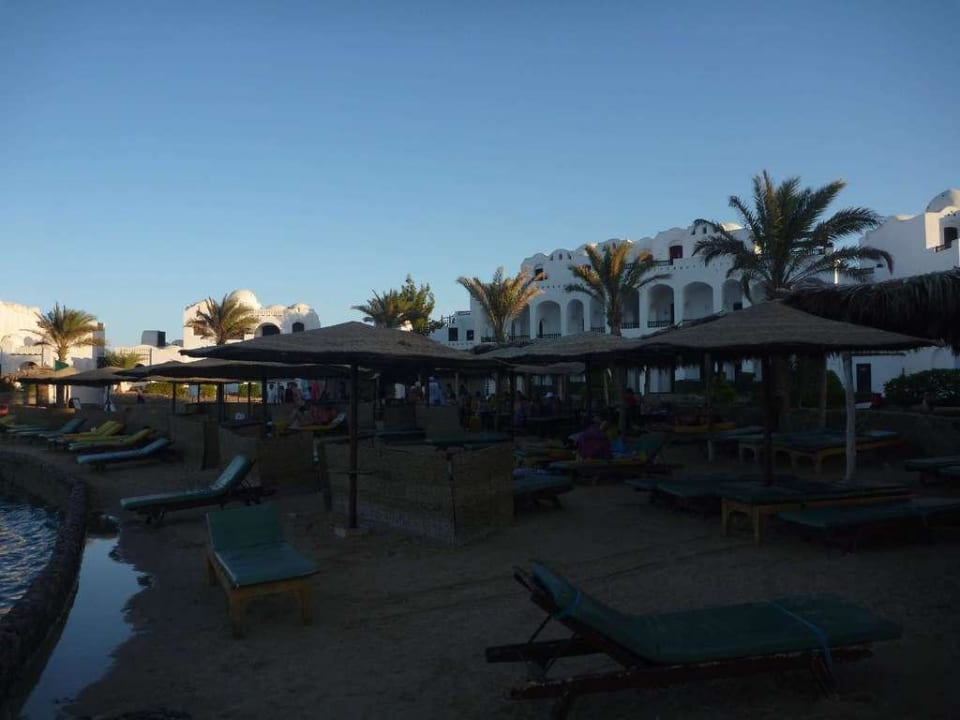 Liegen am Hauptstrand Arabella Azur Resort