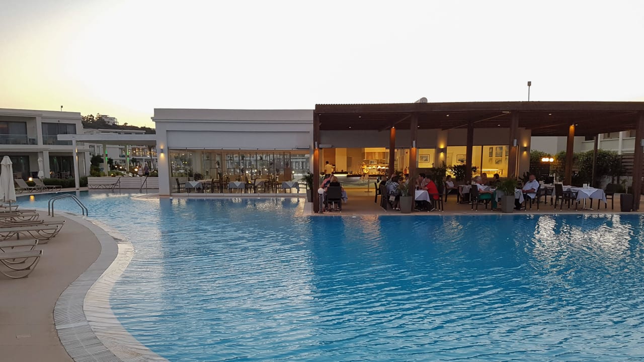 Blick auf a-la-carte-Re­s­tau­rant Asterias Beach Resort