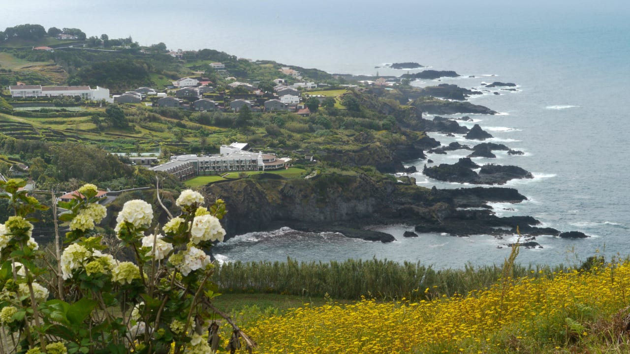 Das Hotel vom benachbarten Berg aus gesehen Caloura Hotel Resort