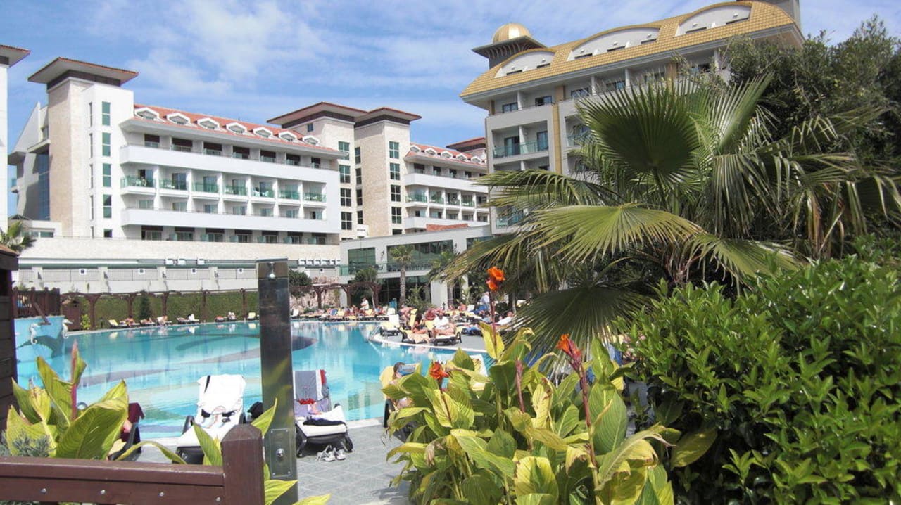 Das Hotel mit dem eigenen Pool und Nebenhotel. Aydinbey Kings Palace & Spa