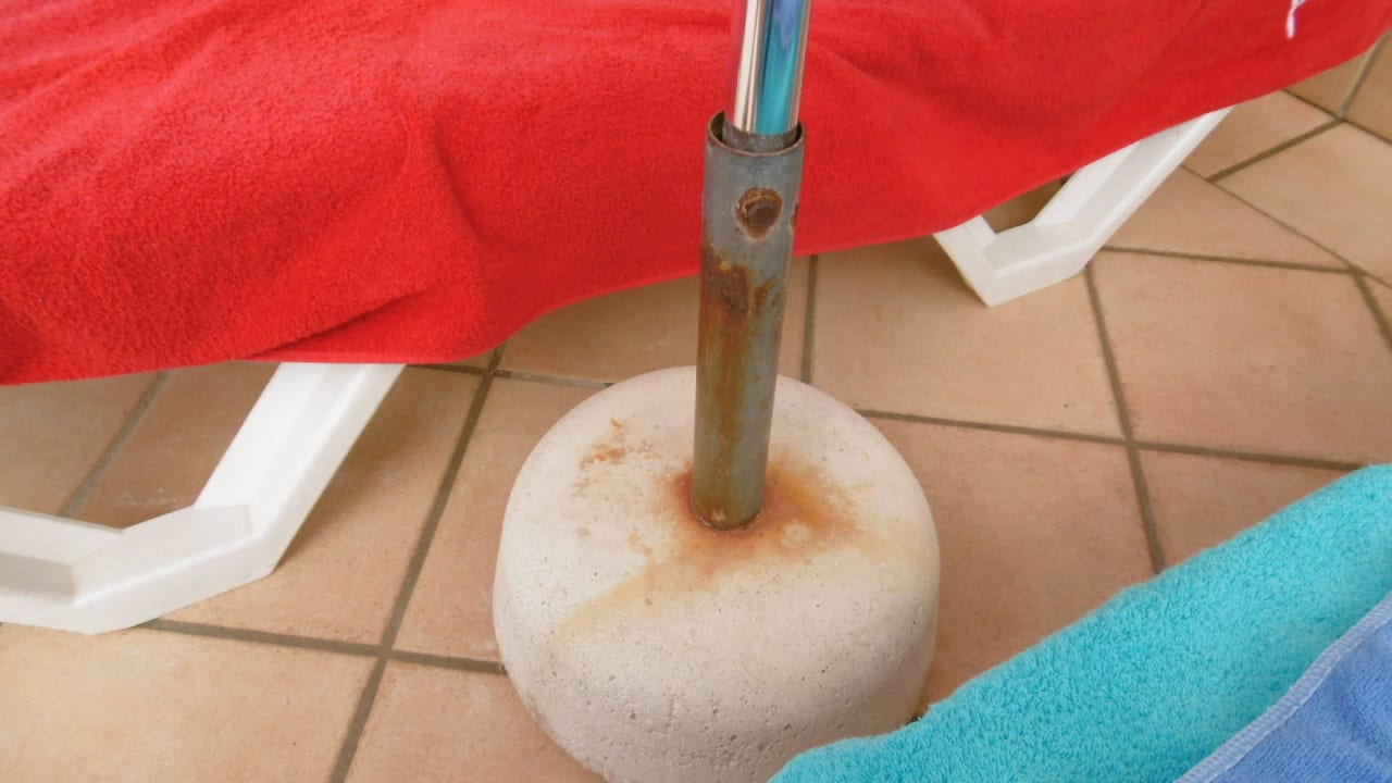 Verrostete Sonnenschirmständer Hotel Na Forana