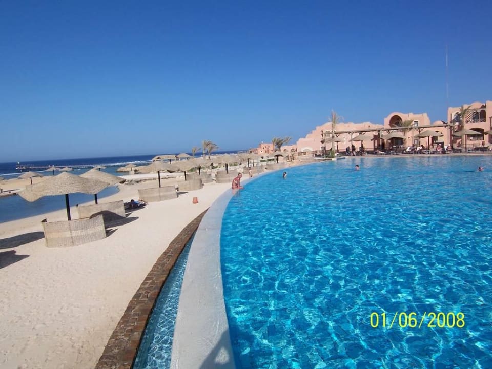 Poollandschaft am Strand Radisson Blu Resort, El Quseir