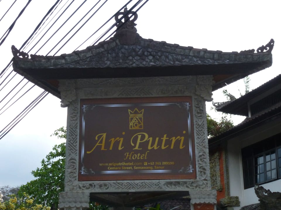 Schild Hotel Ari Putri