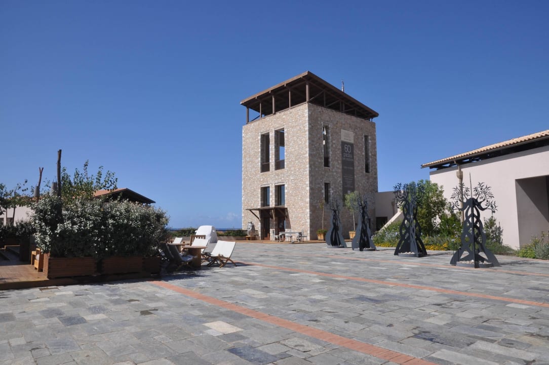 Eingangsbereich und Aussichtsturm The Westin Resort Costa Navarino