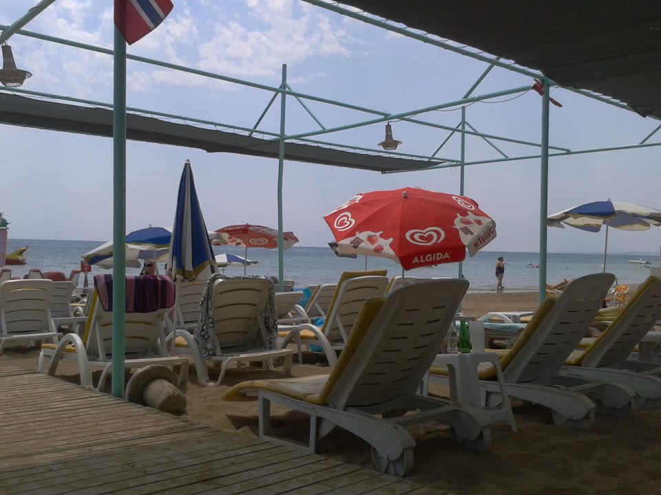 Liegen am Strand La Vita's Hotel