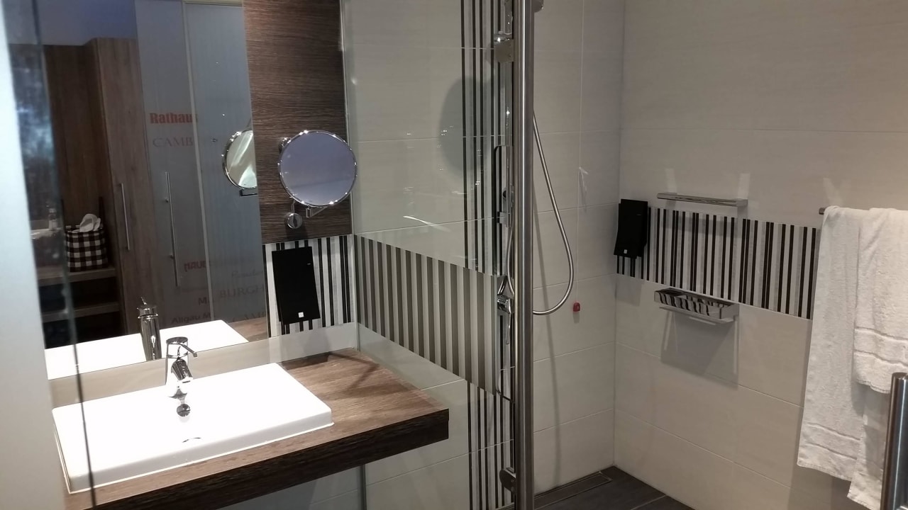 Bad im Familienzimmer Allgäu ART Hotel