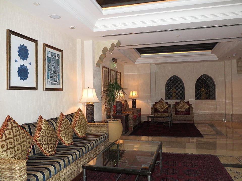 Sitzecke im Hotelgang Jumeirah Mina Al Salam