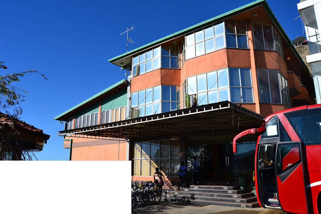 Hoteleingang Olympus Plaza Hotel