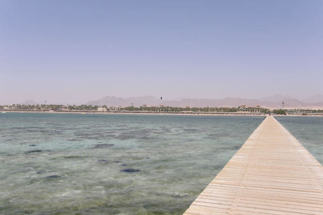 Widok z pomostu na hotel JAZ Mirabel Beach