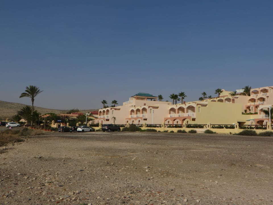 Blick vom Strandweg zum Hotel H10 Playa Esmeralda - Adults only
