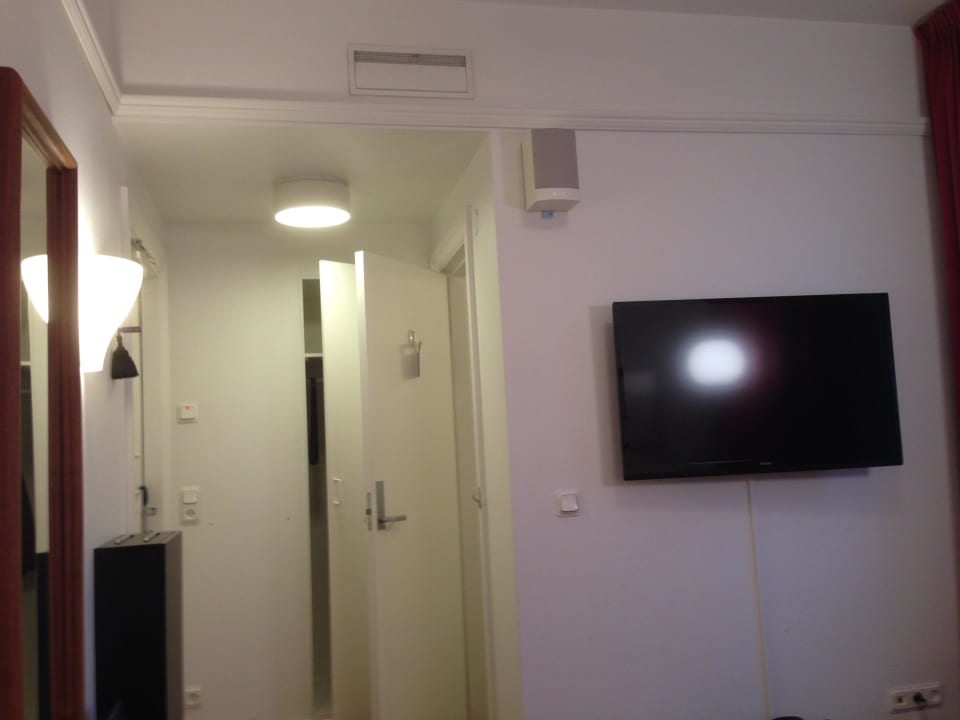 Blick vom Bett mit riesigem Flat-TV Clarion Collection Hotel Victoria