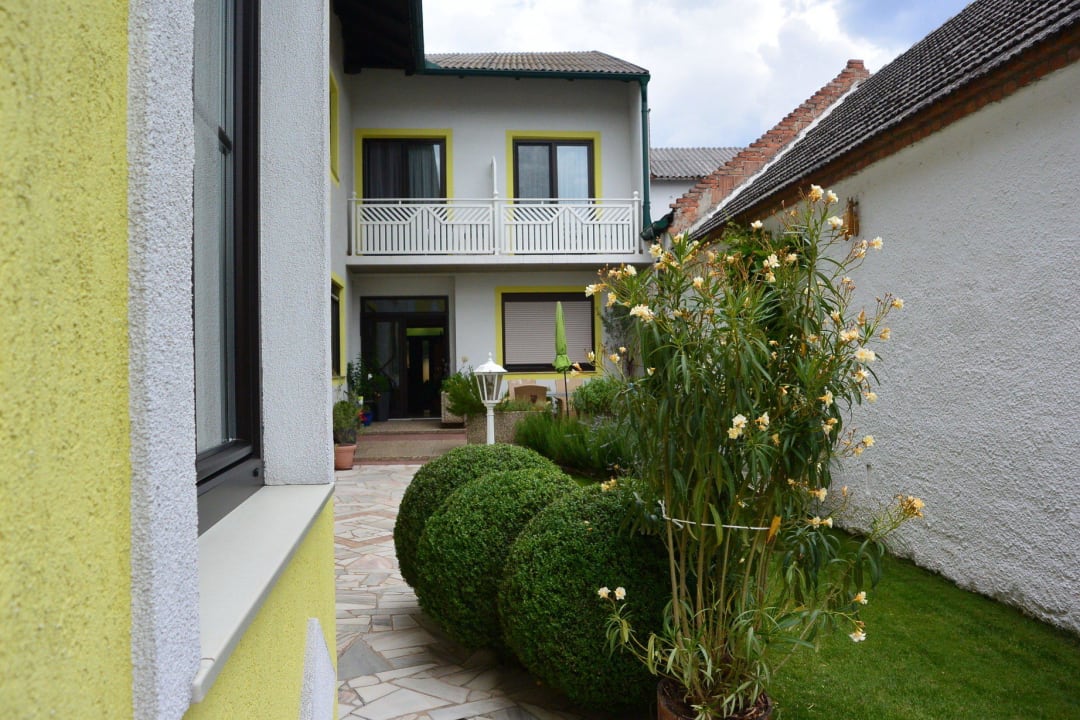 Hofseite Haus Renée