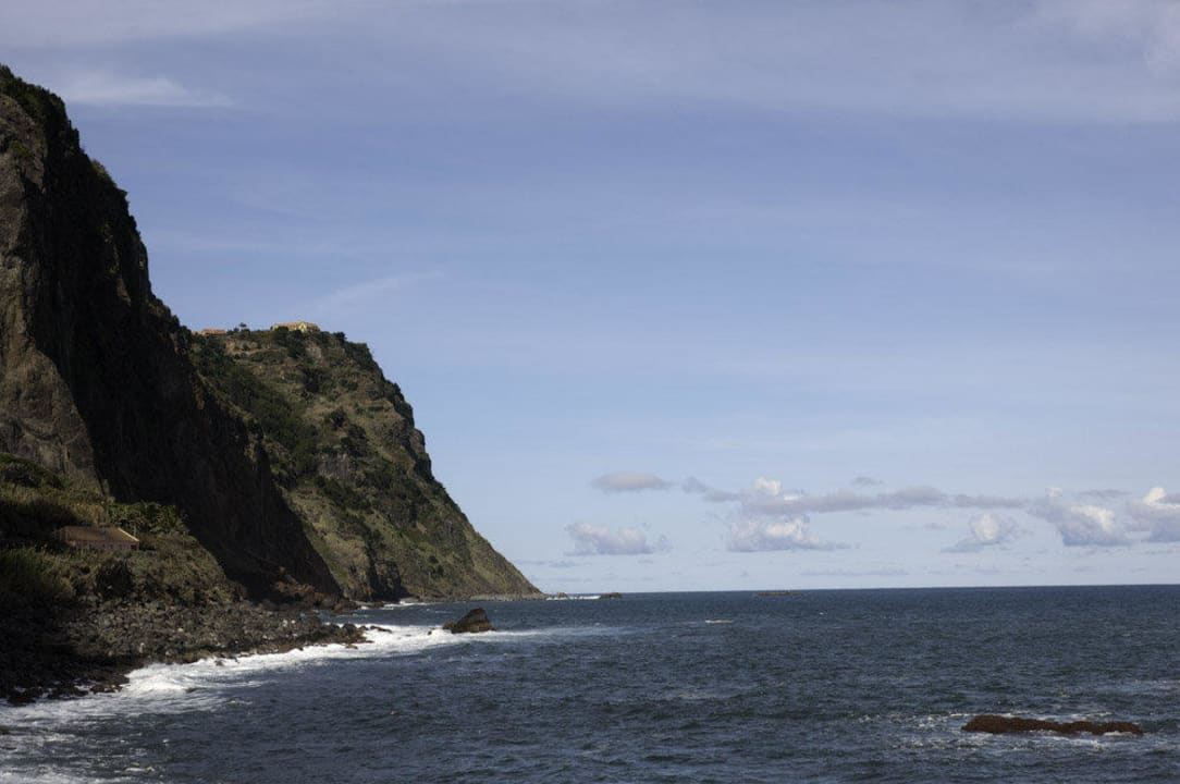 Blick vom Meer zum Hotel Hotel Quinta do Furao