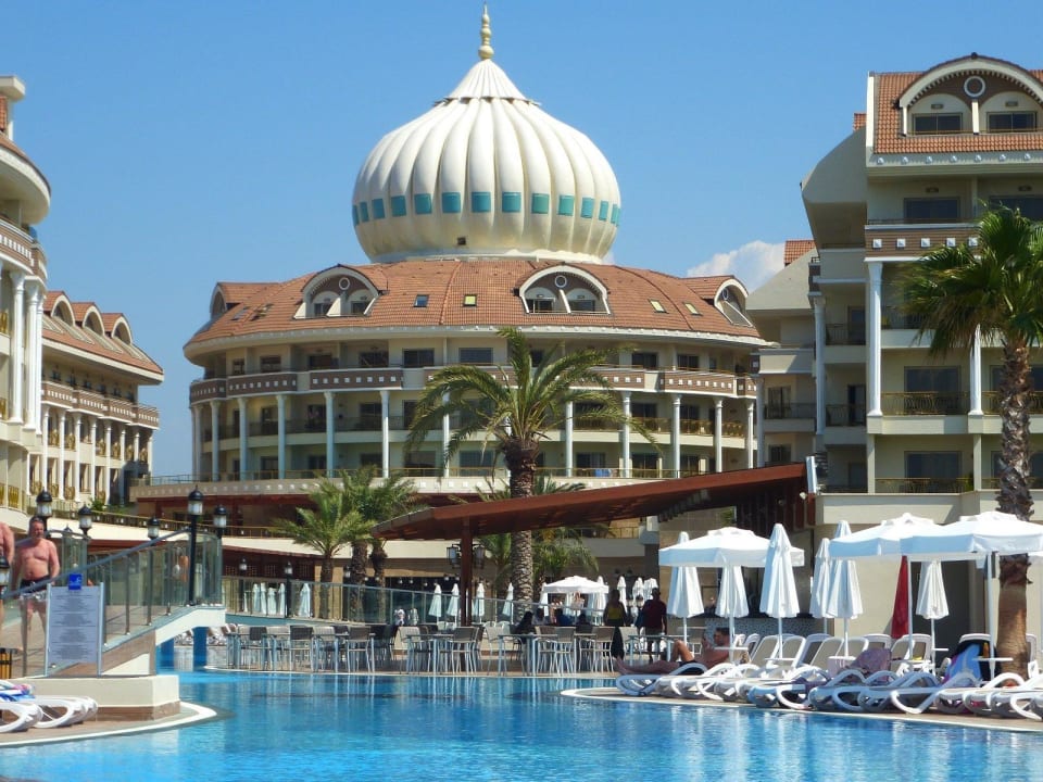 Vorderer Poolbereich Kirman Belazur Resort & Spa