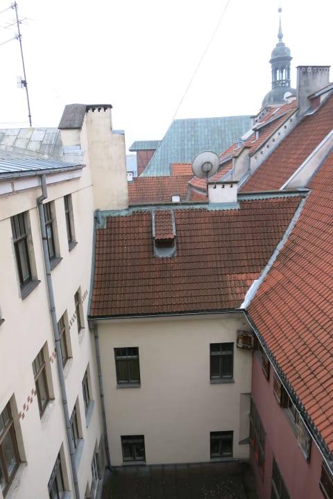 Ausblick aus dem 2. Fenster. Trotz 5. Stock kein P Rixwell Centra Hotel