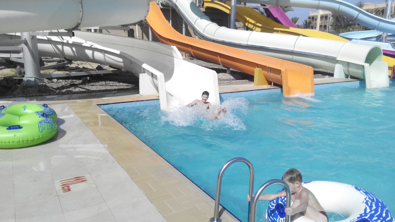 Катание на водных горках Desert Rose