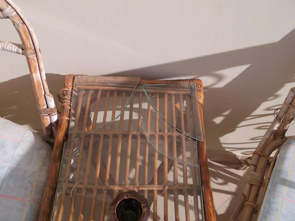 Zerbrochene Scheibe am Balkontisch Le Jardin Aqua Park Resort