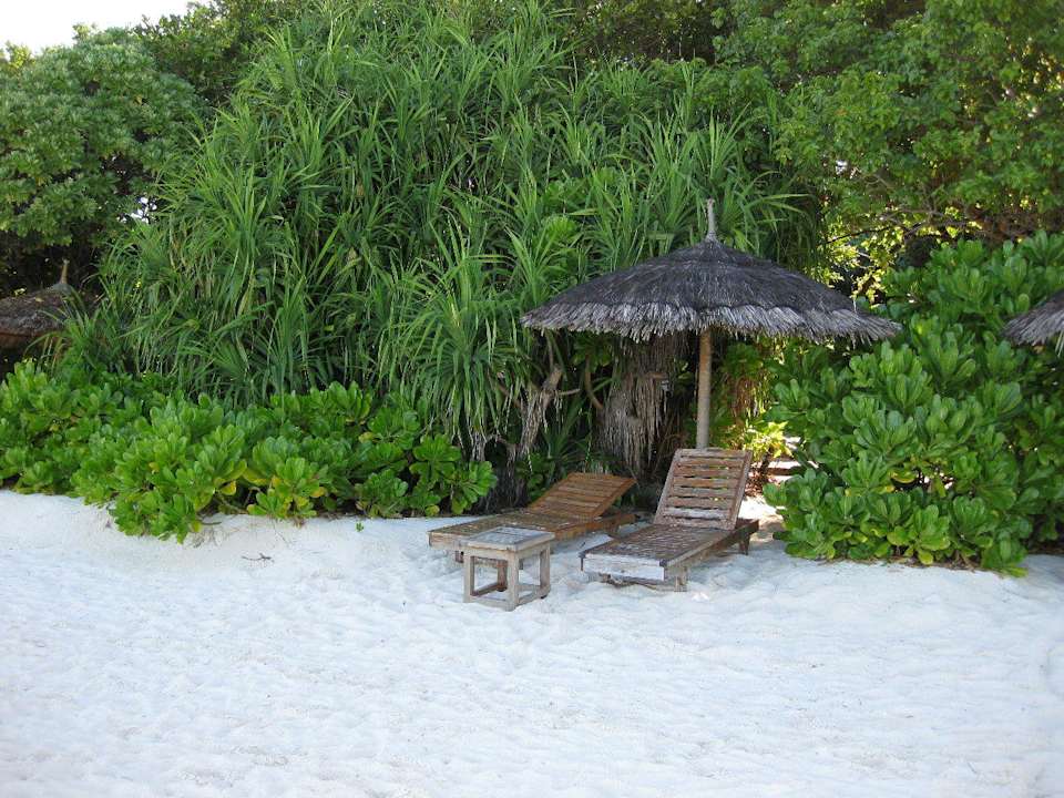 Liegen bei Deluxe-Bungalow Westseite NH Collection Maldives Reethi Resort