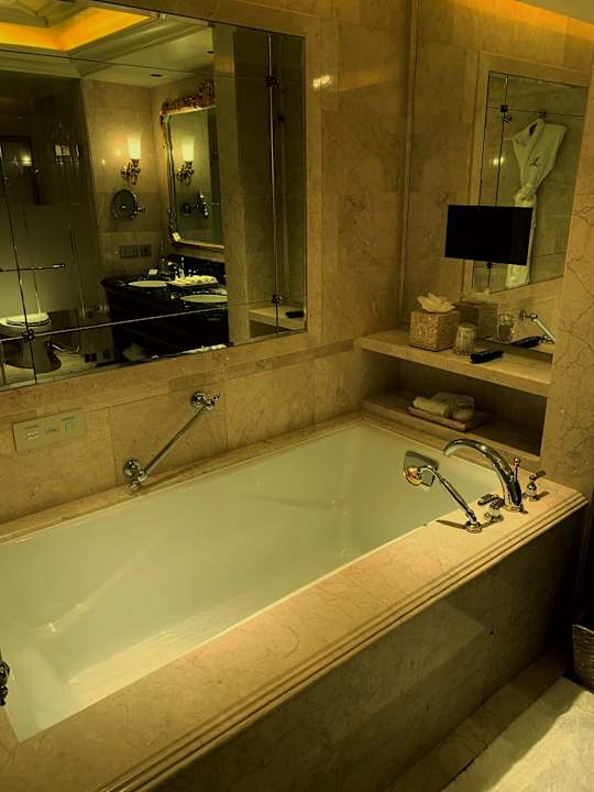 Zimmer The Leela Palace New Delhi