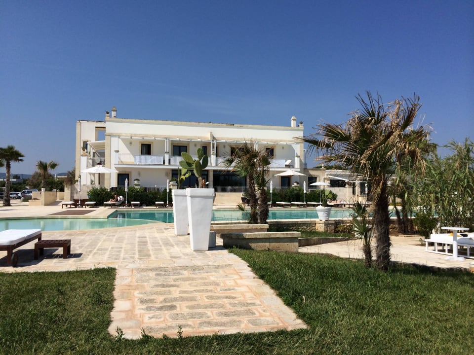 Sicht vom Meer zum Hotel Canne Bianche Lifestyle Hotel