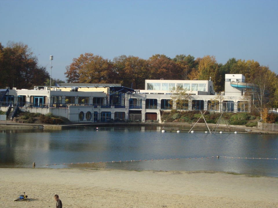 Hauptgebäude von der Seeseite Roompot Hunzedal