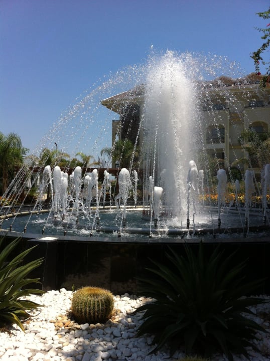 Springbrunnen vor dem Eingang Diamond Excellence Resort & Spa